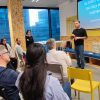 Imagen de Javi Martin dando una charla en las oficinas de Voxel
