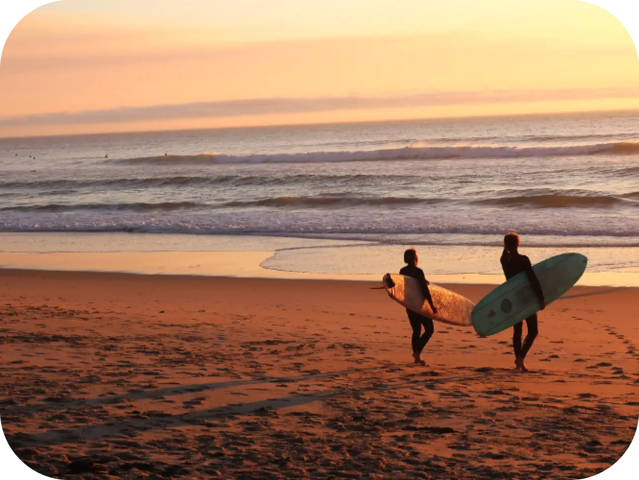 Dos surferos en la playa