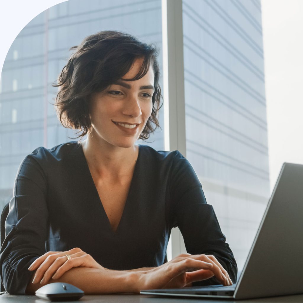 mujer utilizando un software de facturación electrónica