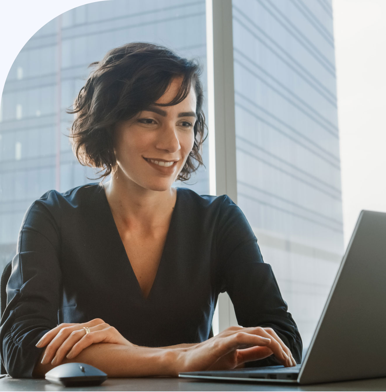 mujer utilizando un software de facturación electrónica